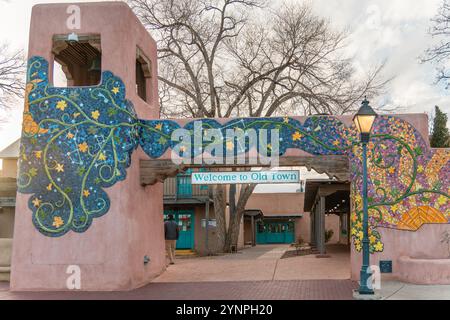 Albuquerque, NM, USA-7. Dezember 2022: Schild am Eingang zum historischen Viertel Old Town Plaza in Albuquerque, New Mexico, USA. Stockfoto