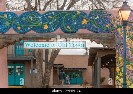 Albuquerque, NM, USA-7. Dezember 2022: Schild am Eingang zum historischen Viertel Old Town Plaza in Albuquerque, New Mexico, USA. Stockfoto