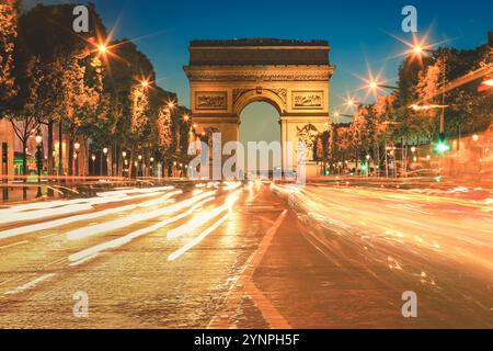 Avenue des Champs Elysees. Arc de Triomphe und Lichtwege in der Dämmerung, Paris Stockfoto