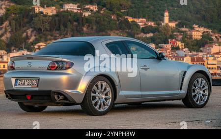 Legendärer Mazda RX-8 mit Wankel-Motor vor dem Hintergrund einer Hafenstadt Stockfoto