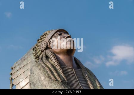 Albuquerque, NM, USA-7. Dezember 2022: Skulptur eines indigenen amerikaners im Albuquerque Museum. Stockfoto