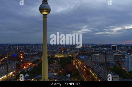 Berliner fernsehturm, fotografiert bei Sonnenuntergang, fotografiert von der anderen Aussichtsplattform des Hotels Stockfoto