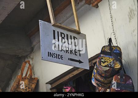 Ubud Market Schild, ein paar Taschen und ein Teil der Eingangstür Stockfoto