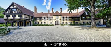 Ein Blick auf das Schloss Cecilienhof in Potsdam im Sommer Stockfoto