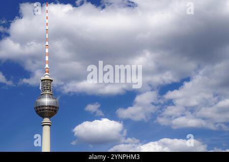 Berliner Fernsehturm am Alexanderplatz während des Tages. Foto an einem sonnigen Tag mit teilweise Wolken genommen Stockfoto