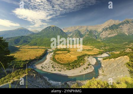 Panorama der Flussbiegung Vjosa bei Sonnenaufgang. Ich stand um 3 Uhr morgens auf, um dort ein Foto zu machen, da die Gegend sehr weit von Gjirokastra entfernt ist. Ersetzt Stockfoto