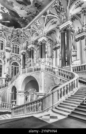 ST. PETERSBURG, RUSSLAND - 27. AUGUST: Jordanische Treppe des Winterpalastes, einer der wichtigsten Höhepunkte der Eremitage, St. Petersburg, Russland Stockfoto