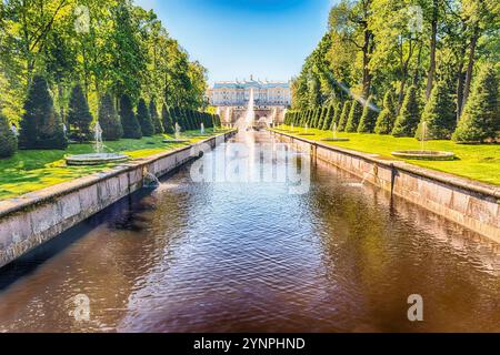 PETERHOF, RUSSLAND - 28. AUGUST: Malerischer Blick über Peterhof Palace, Grand Cascade und Sea Channel, Russland, am 28. August 2016. Schloss Peterhof und gar Stockfoto