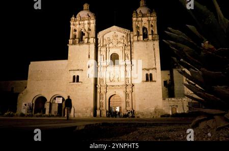 Die 1575 gegründete Kirche St. Domingo at Night ist innen mit verzierten Gipsstatuen und farbigen Stuckblumen verziert. Oaxaca, Oaxaca. Mexiko Stockfoto