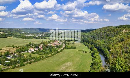 Ein Blick auf die Saale von der Rudelsburg im Sommer Stockfoto