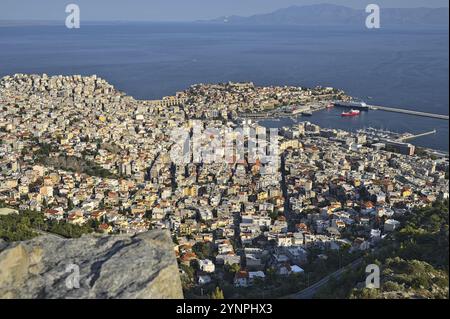 Blick auf Kavala in Griechenland von einem Aussichtspunkt am späten Nachmittag Stockfoto