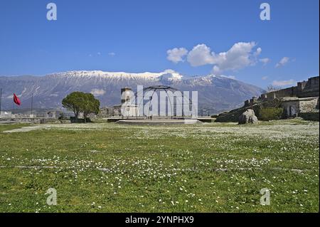 Foto aus dem Inneren des Schlosses von Gjirokastra Mit Blick auf die verschneite Bergkette Stockfoto