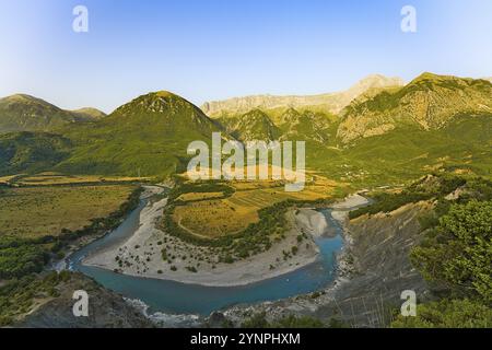 Panorama der Flussbiegung Vjosa bei Sonnenaufgang. Ich stand um 3 Uhr morgens auf, um dort ein Foto zu machen, da die Gegend sehr weit von Gjirokastra entfernt ist Stockfoto