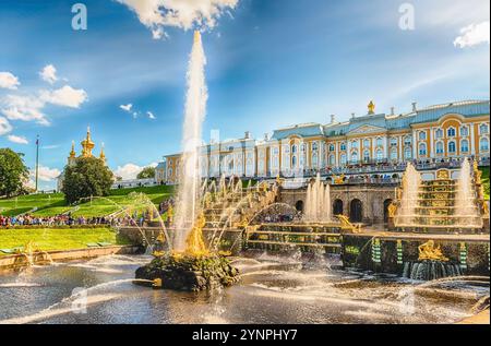 PETERHOF, RUSSLAND - 28. AUGUST: Malerischer Blick auf die große Kaskade, Peterhof Palace, Russland, am 28. August 2016. Der Peterhof Palast und Gärten Komplex Stockfoto