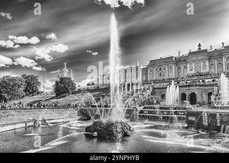 PETERHOF, RUSSLAND - 28. AUGUST: Malerischer Blick auf die große Kaskade, Peterhof Palace, Russland, am 28. August 2016. Der Peterhof Palast und Gärten Komplex Stockfoto