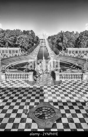 PETERHOF, RUSSLAND - 28. AUGUST: Malerischer Blick von der Terrasse des Peterhof Palace, Russland, am 28. August 2016. Der Peterhof Palast und Gärten Komplex ist Stockfoto