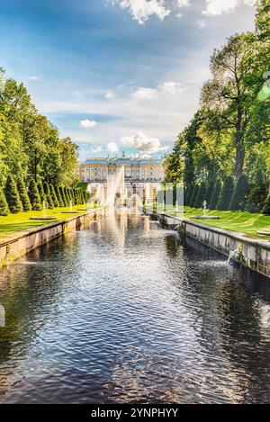 PETERHOF, RUSSLAND - 28. AUGUST: Malerischer Blick über Peterhof Palace, Grand Cascade und Sea Channel, Russland, am 28. August 2016. Schloss Peterhof und gar Stockfoto