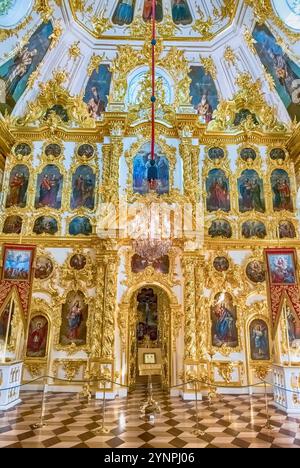 PETERHOF, RUSSLAND - 28. AUGUST: Innenraum der Kirche des Großen Palastes in Peterhof, Russland, am 28. August 2016. Der Peterhof Palast und Gärten Komplex Stockfoto