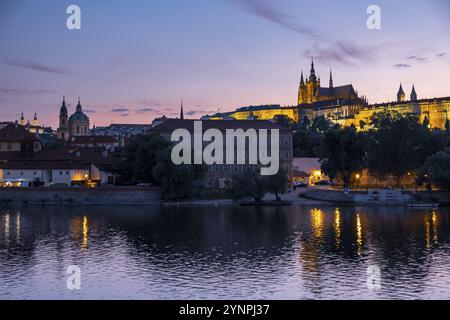 Malerischer Blick auf den Fluss Moldau bei Sonnenuntergang im Sommer. Praga, Tschechische Republik, Europa Stockfoto