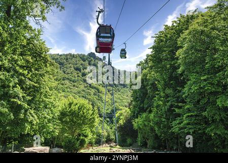 Blick von Thale auf den Hexentanzplatz im Harzgebirge mit der Seilbahn bei schönem Wetter Stockfoto