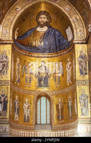 Üppiges Inneres der Kathedrale Santa Maria Nuova. Monreale, Sizilien. Italien Stockfoto