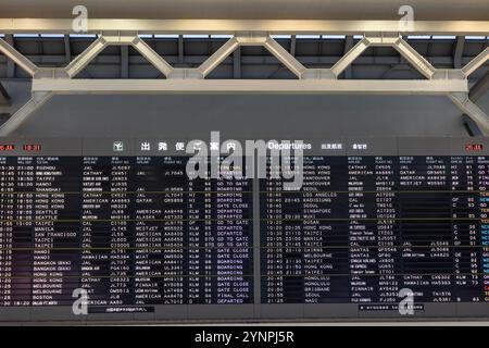 Abflugtafel zum Flughafen mit Flugplänen Stockfoto