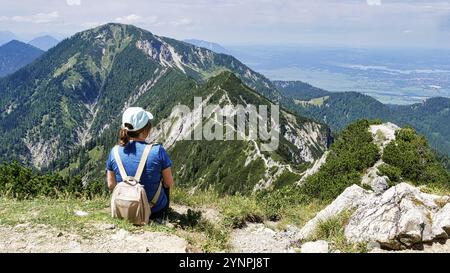 Der Wanderer blickt vom Herzogstand auf den Höhenweg zum Heimgarten Stockfoto