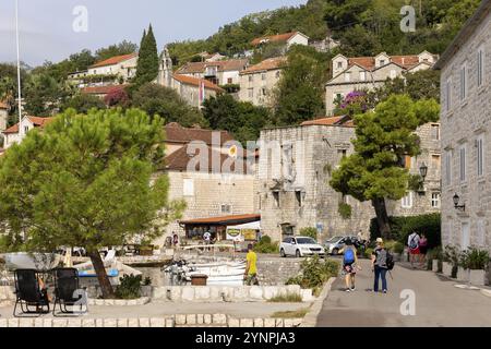 Perast, Montenegro, 21. September 2023: City Street View, Häuser und Touristen im Sommer, Europa Stockfoto