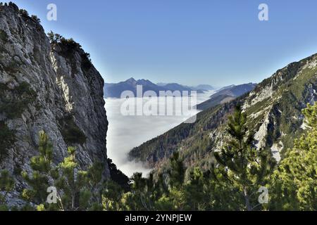 Blick vom Berg auf die geschlossene Nebeldecke in einem Tal der Chiemgauer Alpen mit dem Sonntagshorn, Hochstaufen, Oberbayern, Bayern, Deutschland, Eur Stockfoto