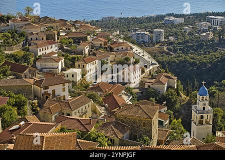 Das malerische Dorf Dhermi im griechischen Stil an der Küstenstraße Albaniens, fotografiert vom Hügel hinter dem Dorf. Du musst durch die gehen Stockfoto