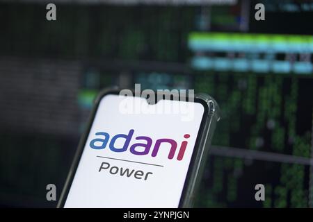 Adani Green Energy Limited auf dem Bildschirm vor dem Firmenlogo. Stockfoto