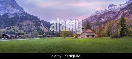 Marienkirche, Kandersteg, Kanton Bern, Schweiz, Europa, Herbstbäume und Sonnenuntergang Schneeberge Panorama Banner, Europa Stockfoto