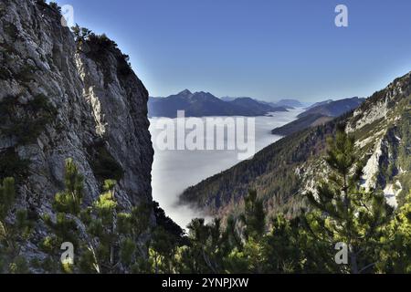 Blick vom Berg auf die geschlossene Nebeldecke in einem Tal der Chiemgauer Alpen mit dem Sonntagshorn, Hochstaufen, Oberbayern, Bayern, Deutschland, Eur Stockfoto