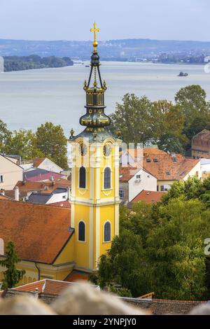 Belgrad, Serbien Panoramaaussicht von Gardos, Zemun, mit St. Nikolaus Kirche und Donau im Sommer Stockfoto