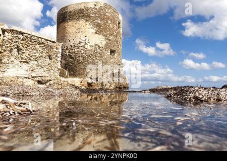 Malerischer Blick auf Saline Turm gegen die zerstreuten Wolken am Mittag. Stintino, Sardinien. Italien Stockfoto