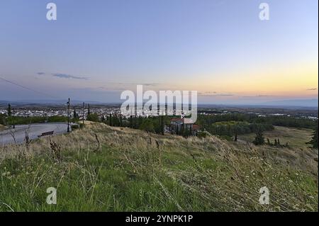 Skyline von Kilkis ab St. George Hill zur Abendzeit und bei Sonnenuntergang Stockfoto