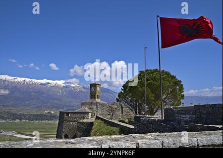 Foto aus dem Inneren des Schlosses von Gjirokastra Mit Blick auf die verschneite Bergkette sowie Die albanische Flagge Stockfoto