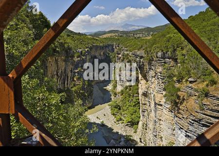 Osumi Canyon in Albanien von den Aussichtspunkten im Sommer gesehen Stockfoto