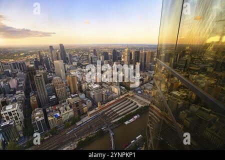 Die Skyline von Melbourne wurde bei Sonnenaufgang vom Skydeck fotografiert. Nach der Farbkorrektur erneut hochladen Stockfoto