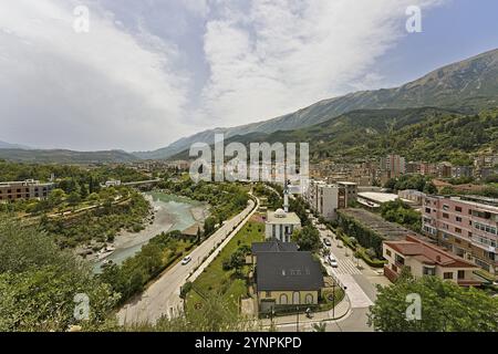 Blick auf die Stadt Perment vom Stadtstein Guri i Qytetit Stockfoto