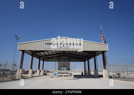 Eagle Pass, Tx, USA. November 2024. Der Eingang zu Texas' Forward Operating Basek für Operation Lone Stdar außerhalb des Eagle Pass, Texas am 26. November 2024. (Kreditbild: © Bob Daemmrich/ZUMA Press Wire) NUR REDAKTIONELLE VERWENDUNG! Nicht für kommerzielle ZWECKE! Stockfoto