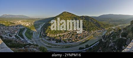 Die Stadt Berat von der Burg aus gesehen während der goldenen Stunde Stockfoto