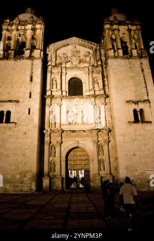 Die 1575 gegründete Kirche St. Domingo at Night ist innen mit verzierten Gipsstatuen und farbigen Stuckblumen verziert. Oaxaca, Oaxaca. Mexiko Stockfoto