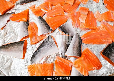 Frische, gekühlte, rohe Lachsstücke im Supermarkt Stockfoto