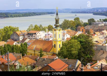 Belgrad, Serbien Panoramaaussicht von Gardos, Zemun, mit St. Nikolaus Kirche und Donau im Sommer Stockfoto