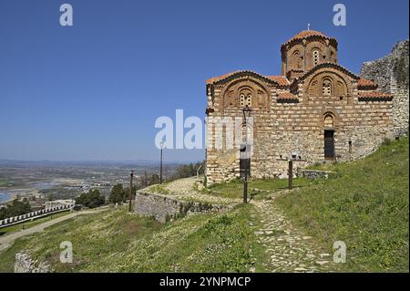 Kirche der Heiligen Dreifaltigkeit in Berat von hinten an einem sonnigen Tag Stockfoto