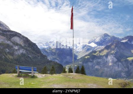 Sonnenuntergang aus der Luft über das alpine Dorf Kandersteg und die Schweizer Alpen, Schweiz, Europa Stockfoto