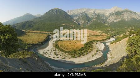 Panorama der Flussbiegung Vjosa bei Sonnenaufgang. Ich stand um 3 Uhr morgens auf, um dort ein Foto zu machen, da die Gegend sehr weit von Gjirokastra entfernt ist. Panorama Stockfoto