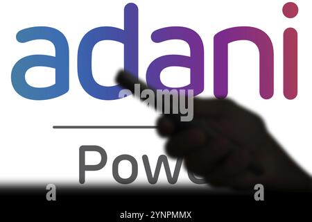 Adani Green Energy Limited auf dem Bildschirm vor dem Firmenlogo. Stockfoto