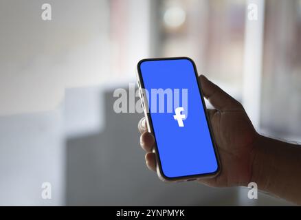 Facebook-Logo wird auf dem Smartphone-Bildschirm angezeigt Stockfoto